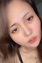 胸チラしてることに全く気付かず生配信をしてしまう女性ｗ