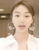 キレイなお姉さんが前屈みなって乳首チラしてる放送事故ｗ
