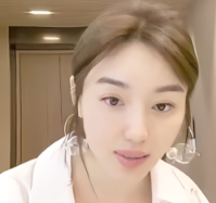 キレイなお姉さんが前屈みなって乳首チラしてる放送事故ｗ