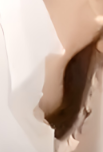 キレイなお姉さんが前屈みなって乳首チラしてる放送事故ｗ